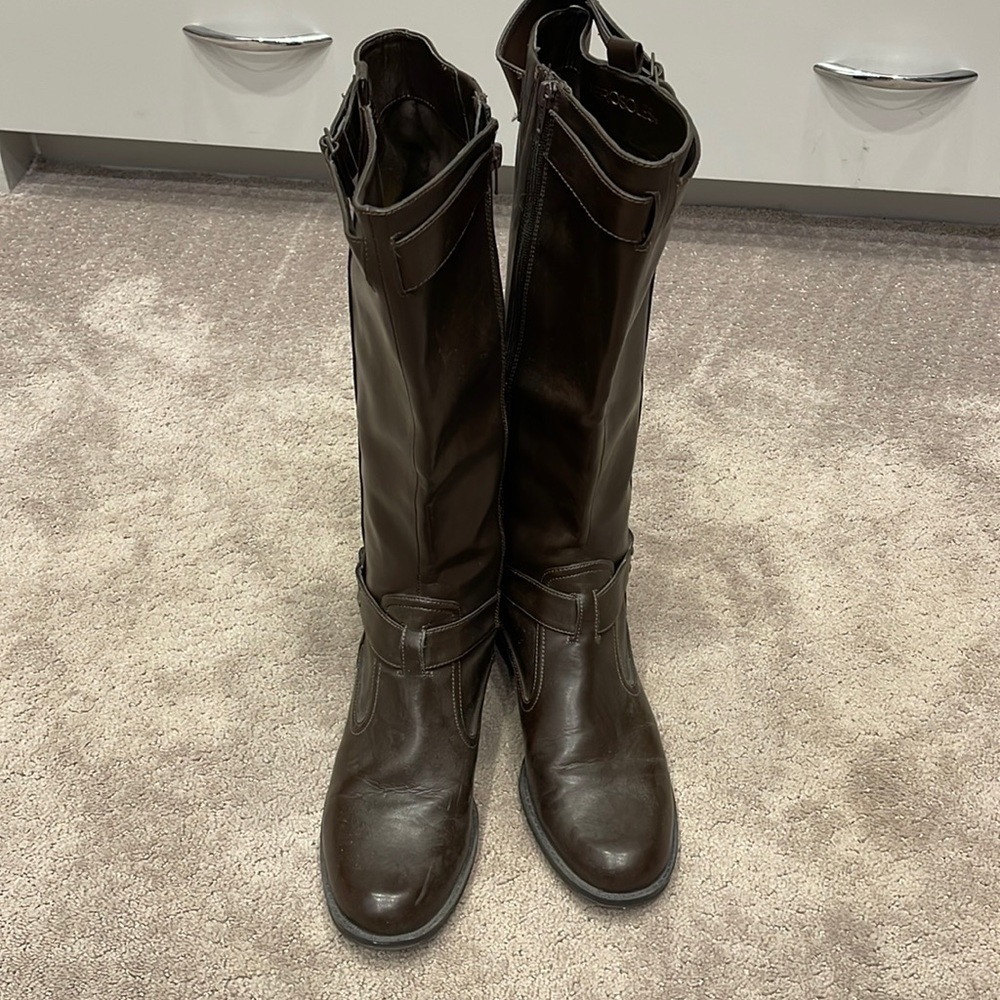 Aerosols new boots  size 11. Brown.  Wider upper leg